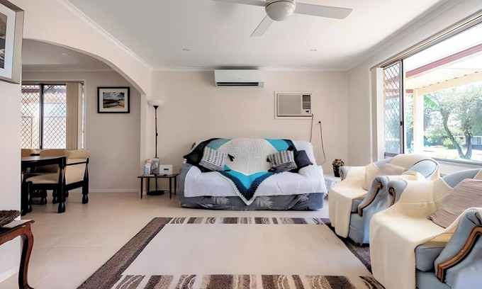 Kingswood Villa | Cheerful 3 bedroom house with free parking