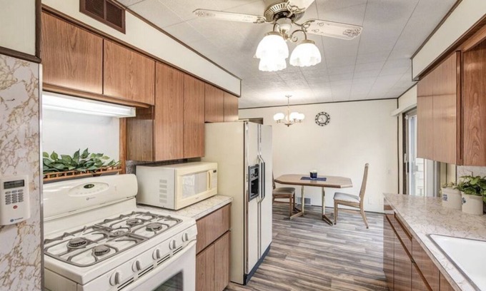 Lorain House | Cheerful 3 bedroom house near Lake Erie
