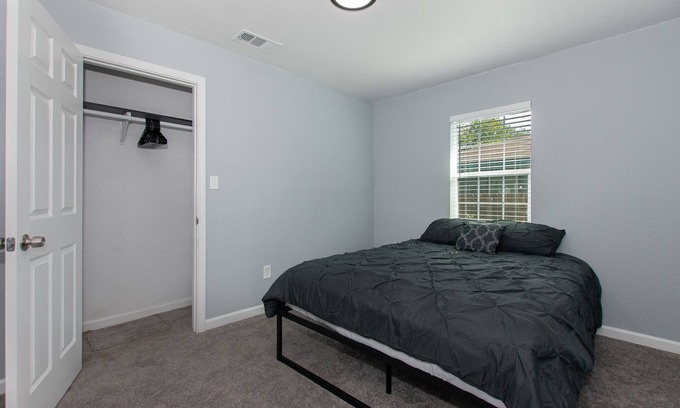 Heidenheimer House | Cheerful 3 bedroom house near downtown and close to hospitals