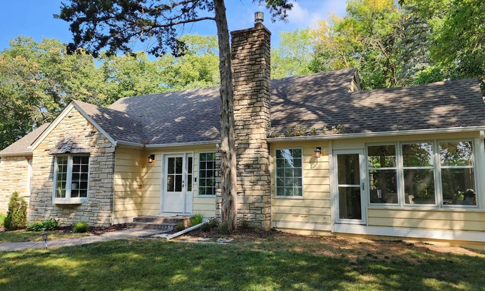 Minnetonka Cottage | Cheerful 3-bedroom in Wayzata on private wooded lot