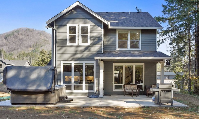 Detroit House | Cheerful 3 bedroom lake home w/ Hot tub
