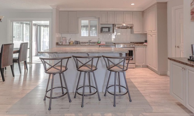 South Clearbrook House | Cheerful 3 Bedroom main floor.