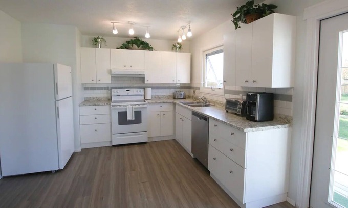 Cardston House | Cheerful 3 Bedroom Main Floor Private Suite Near Waterton