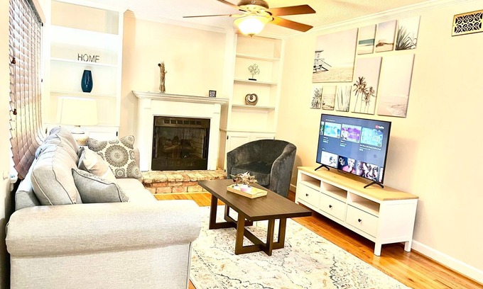 Norfolk - Virginia Beach House | Cheerful 3-bedroom ranch home-self check-in “quite neighborhood”