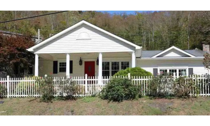 East Point House | Cheerful 3 Bedroom Residential Home