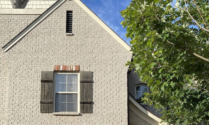 Oxford House | Cheerful 3 bedroom townhome, minutes from campus!