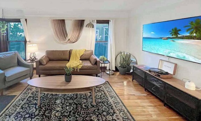 Wenonah House | Cheerful 3 bedroom with fenced yard and parking!