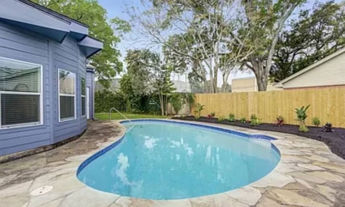 Nassau Bay House | Cheerful 3 bedrooms house with a pool -1 mn from Nasa - 5 -6 PEOPLE MAX