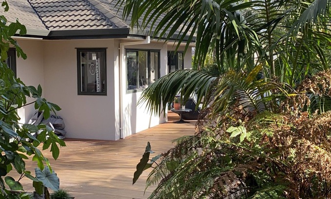 Papamoa Beach House | Cheerful 3 BR House Near The Beach Spa Tropical Garden