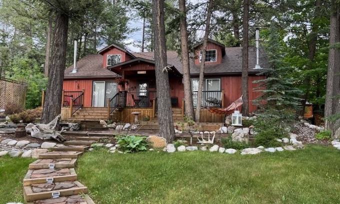 East Kootenay Cabin | Cheerful 3 bedroom cabin with indoor fireplace