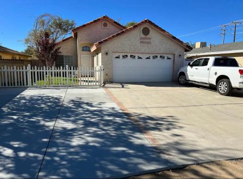 Quartz Hill House | Cheerful 3BR 2BA Sauna Spa Pool Table PPong BBQ More