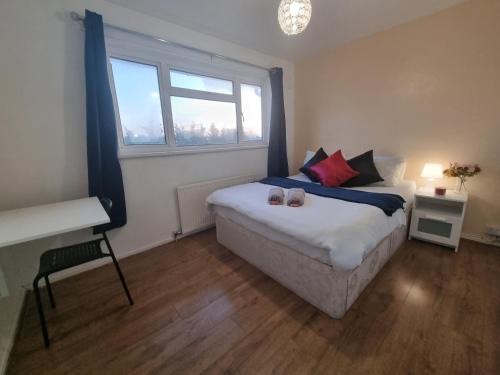 Hillingdon Apartment | Cheerful 4/5 bed house - Heathrow