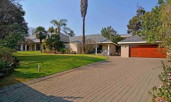 Bedfordview House | Cheerful 4 bed house, pool & outdoor Bali shower