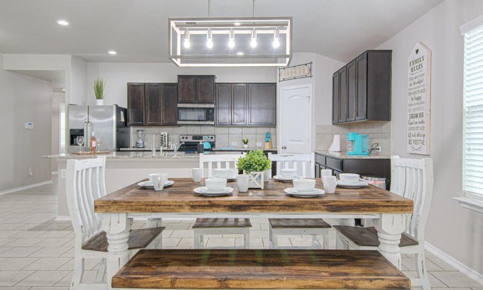 Solana Ridge House | Cheerful 4 bedroom close to Lackland , Sea world
