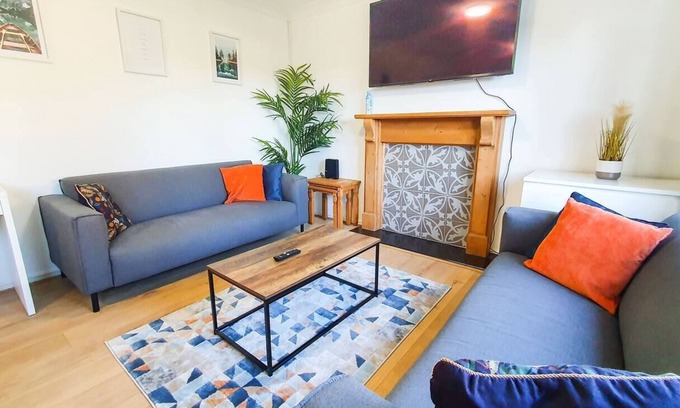 Cheltenham House | Cheerful 4-bedroom house by Golden Valley