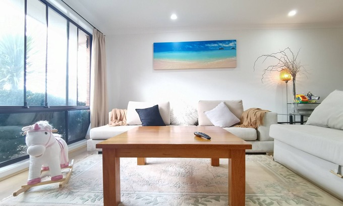 Nicholls House | Cheerful 4-bedroom home with natural backyard