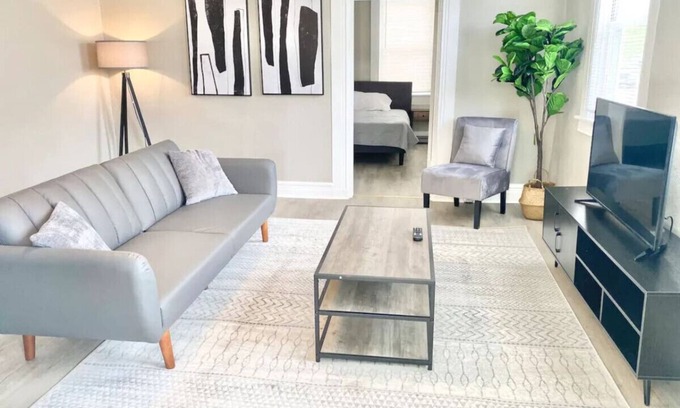 Piqua House | Cheerful 4-bedroom home that sleeps 9