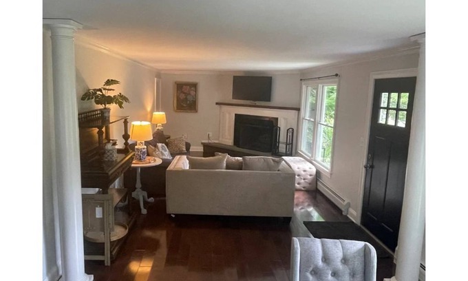 Stevenson House | Cheerful 4 bedroom home with all the updates