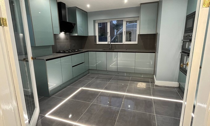 Cradley Villa | Cheerful 4 Bedroom Luxury house with free parking