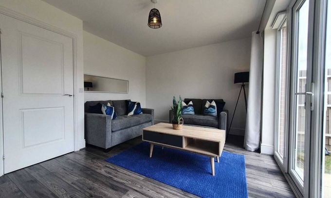 Luton House | Cheerful 4-bedroom town house with parking