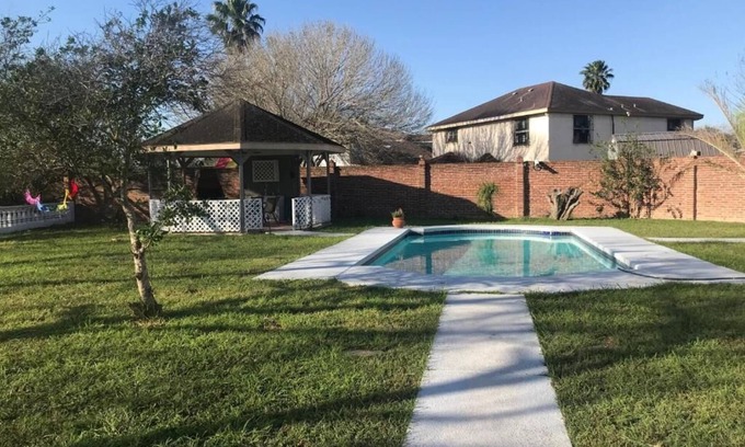 Brownsville House | Cheerful 4-bedroom with pool, Gazebo, Nature Lovers, SPACE-X, SPI, City Center