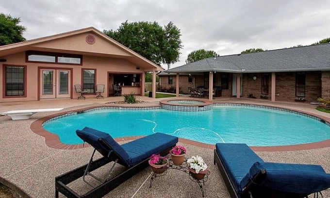 Stowell Villa | Cheerful 4 bedroom villa with pool