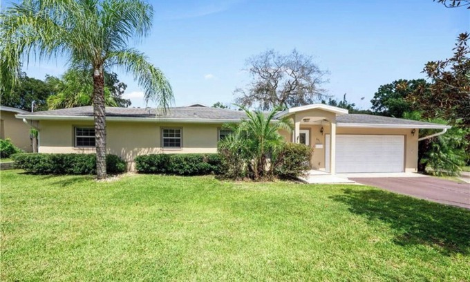 Fairvilla House | Cheerful 4-bedroom with large and lush backyard