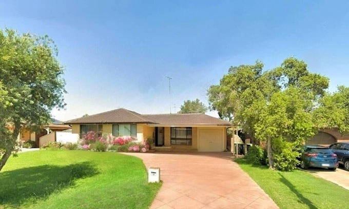 Kingswood House | Cheerful 4 Bedrooms with Free Parking