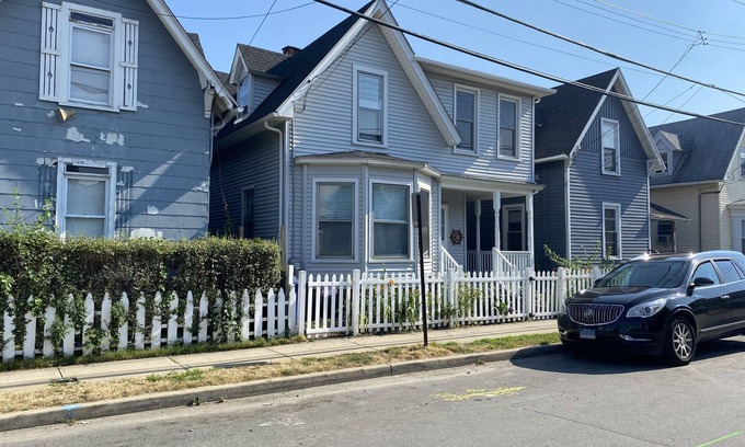 Bridgeport House | Cheerful 4 bedrooms residential house.