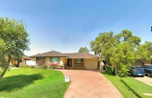 Kingswood House | Cheerful 4 Bedrooms With Free Parking