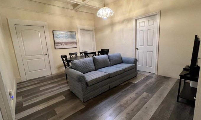 South Berkeley Apartment | Cheerful 4b/2b Residential home in Berkeley