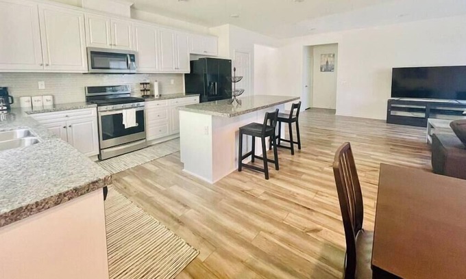 Riverside House | Cheerful 4b2b single story home