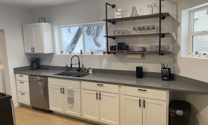 Wallace House | Cheerful 5 Bed/2 Bath Home < 3 blocks to Downtown