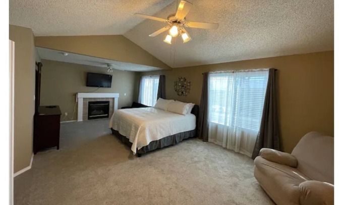 Southeast Colorado Springs House | Cheerful 5-bedroom Colorado Mountain View home