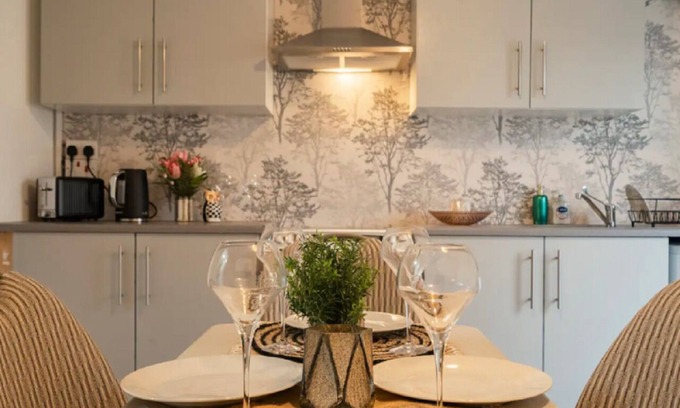 Castle Bromwich House | Cheerful 5 Bedroom Spacious House Waveney Croft. FREE WiFi & Netflix