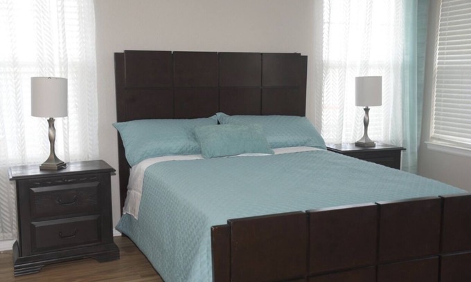 Aurora House | Cheerful 5 Bedroom Home with Free Parking