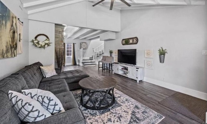 Little Ranches House | Cheerful 5 Bedroom Villa with a pool 6 Horse stalls on the property xtra charge