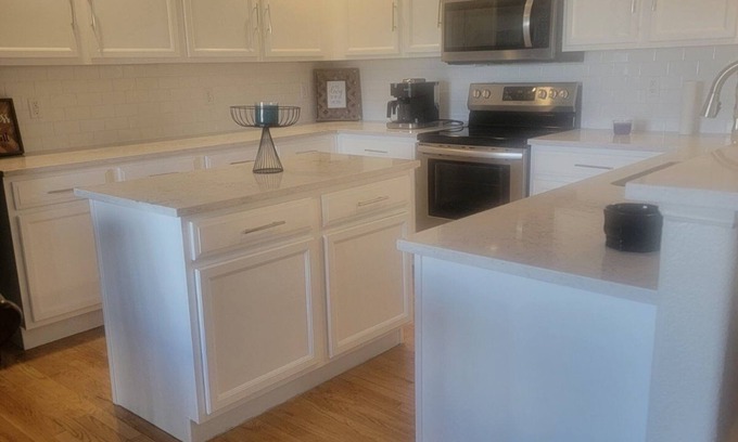 Aurora House | Cheerful-5bedrooms home with free parking