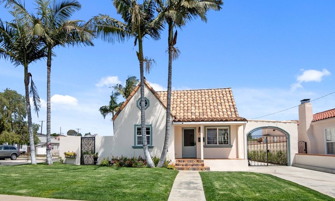 Northwest San Pedro Villa | Cheerful 6-Bedroom Villa by the sea with hot tub
