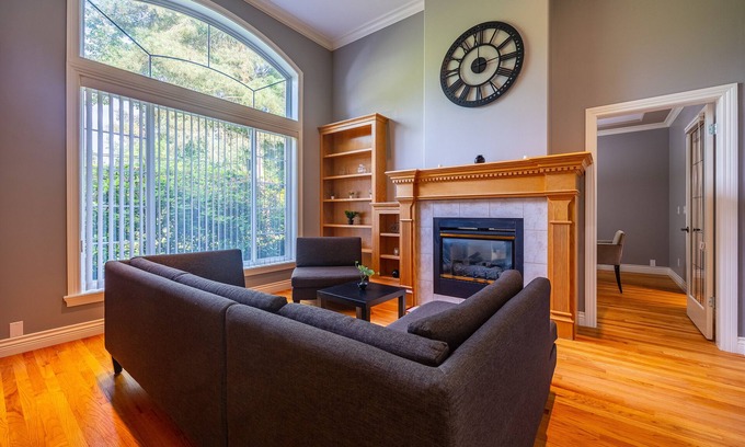 Surrey House | Cheerful 7 bedroom home C/W hot tub, 1.6 Acre lot