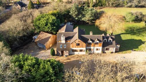 Iron Acton House | Cheerful 7-bedroom house with hot tub sleeps 25