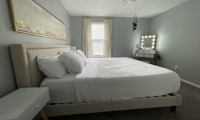 Oklahoma City House | cheerful and quite 2-bedroom home near lake Hefner, OKC
