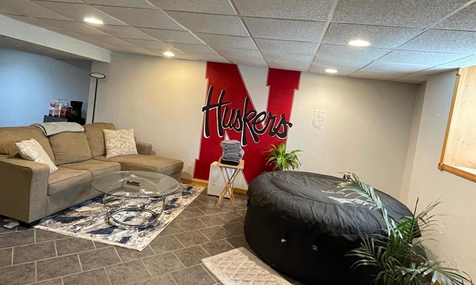 Beatrice House | Cheerful Basement 1 Bedroom with Hot Tub