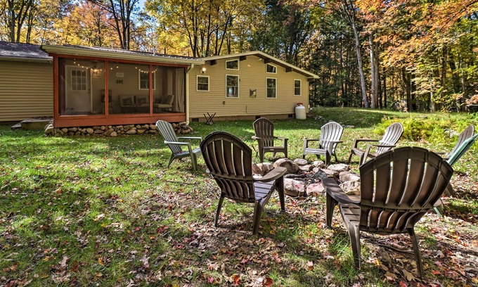 Jim Thorpe Cabin | Cheerful Cabin ~ 15 Mi to Jack Frost Ski Area