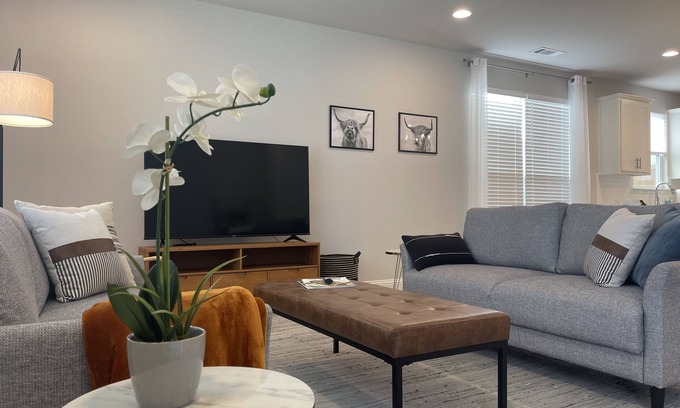 Lake Worth House | Cheerful, Clean and Classy Townhome