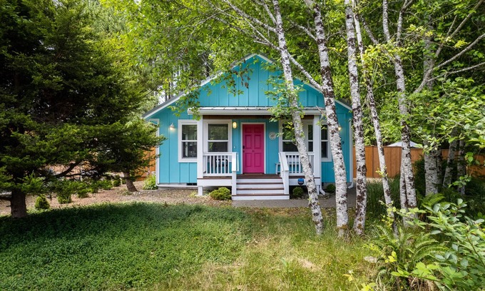 Grays Harbor County Cottage | Cheerful coastal cottage w/hot tub - 2 min walk from the beach!