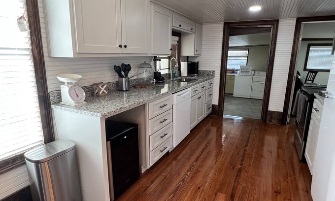 Buena Vista Cottage | Cheerful Cottage adjacent to Buena Vista Square