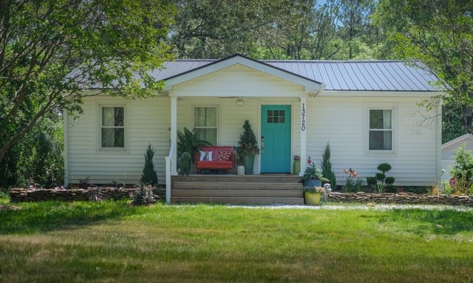 Wake Forest House | Cheerful cottage by Falls Lake, located between Raleigh, Durham, and Wake Forest
