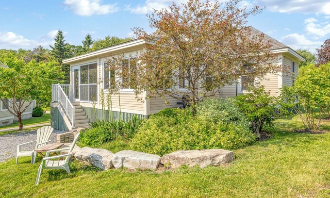Cherry Valley Cottage | Cheerful cottage on East Lake resort with pool