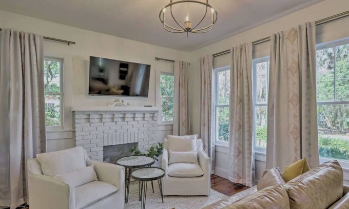 Historic District Cottage | Cheerful Cottage in Ocala's Historic District